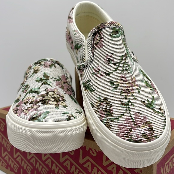 Vans WMNS Classic Slip-On Tapestry Floral Marshmall
VN000BVZCCZ
Sneakers - Picture 6 of 16